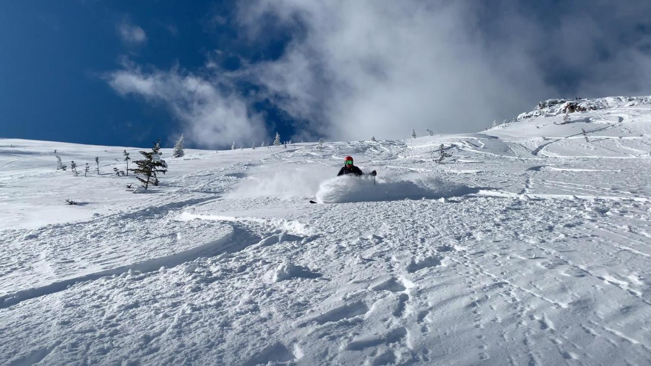 Vagabond Lodge At Kicking Horse Golden Exterior photo