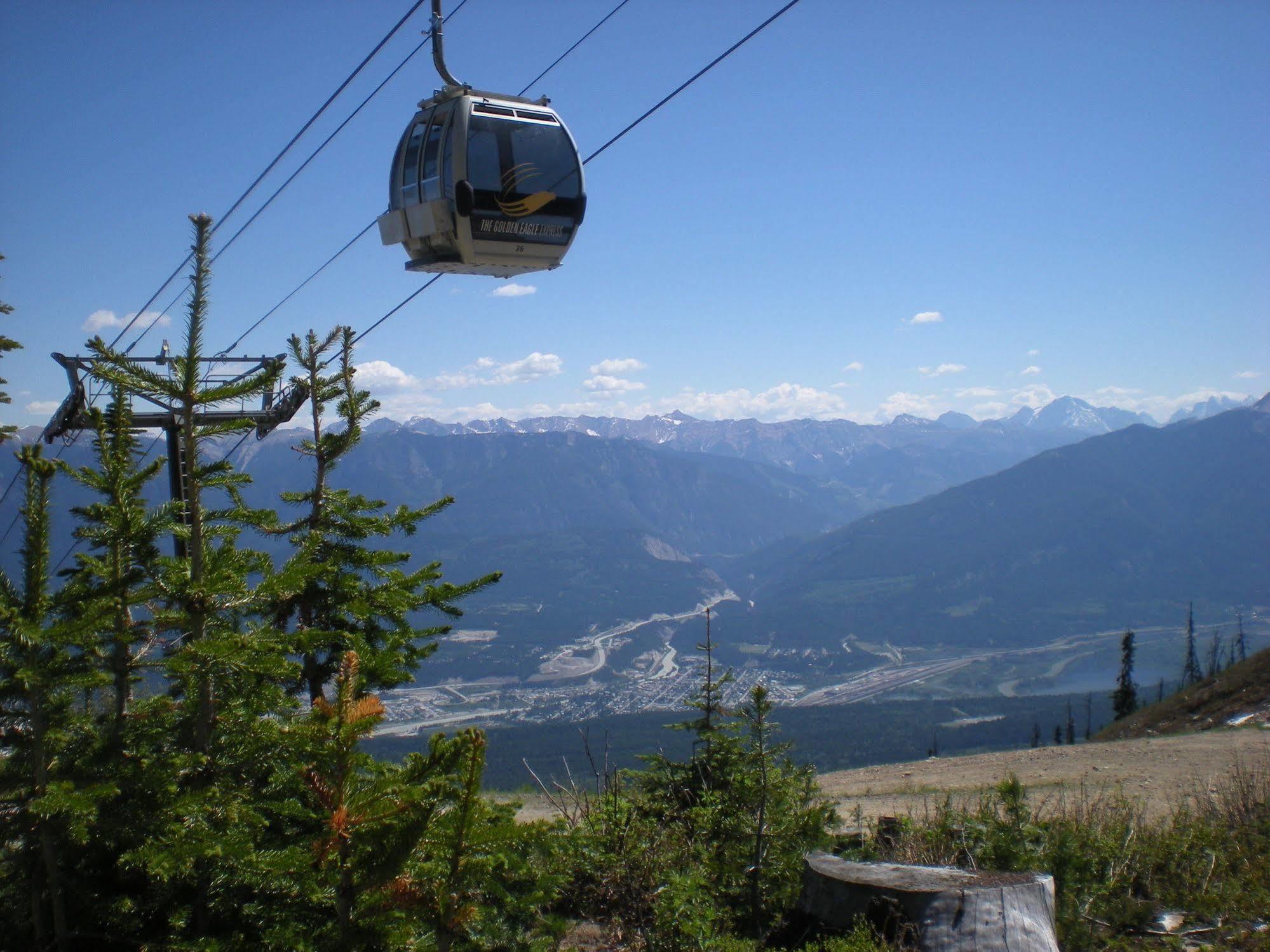 Vagabond Lodge At Kicking Horse Golden Exterior photo