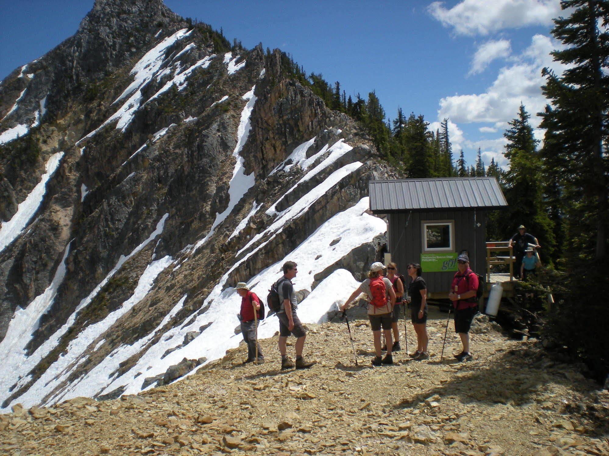 Vagabond Lodge At Kicking Horse Golden Exterior photo