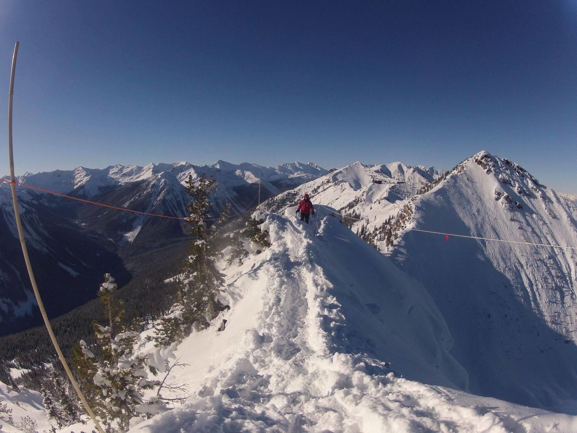 Vagabond Lodge At Kicking Horse Golden Exterior photo