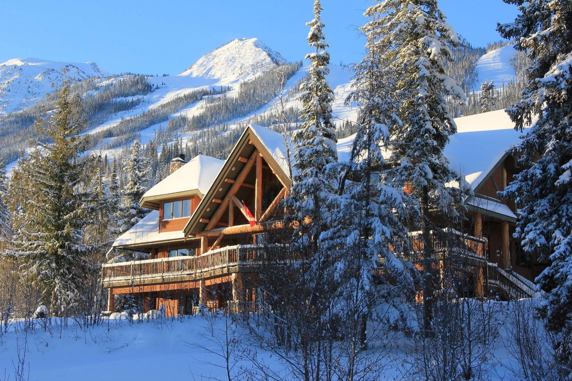 Vagabond Lodge At Kicking Horse Golden Exterior photo