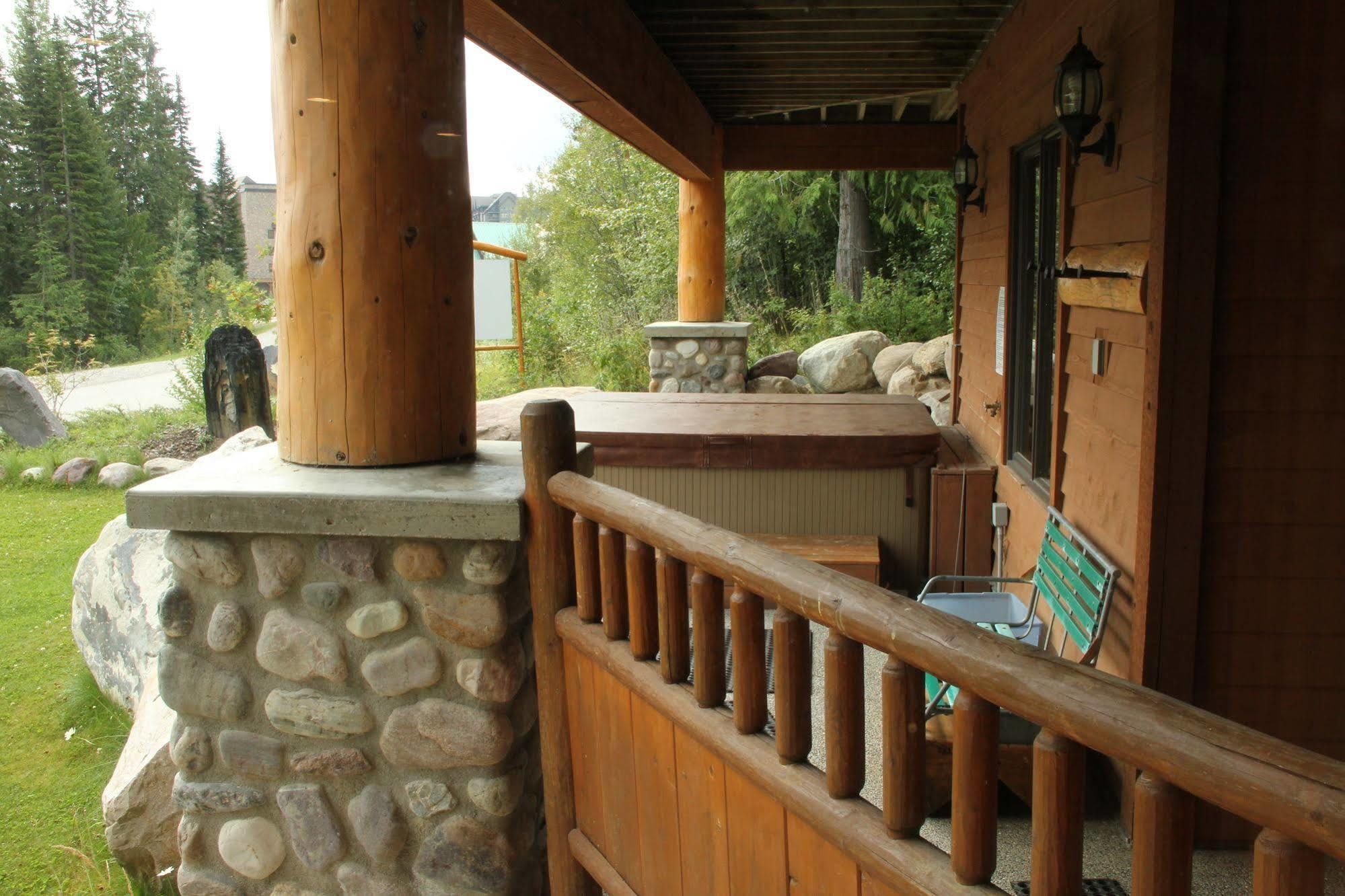 Vagabond Lodge At Kicking Horse Golden Exterior photo