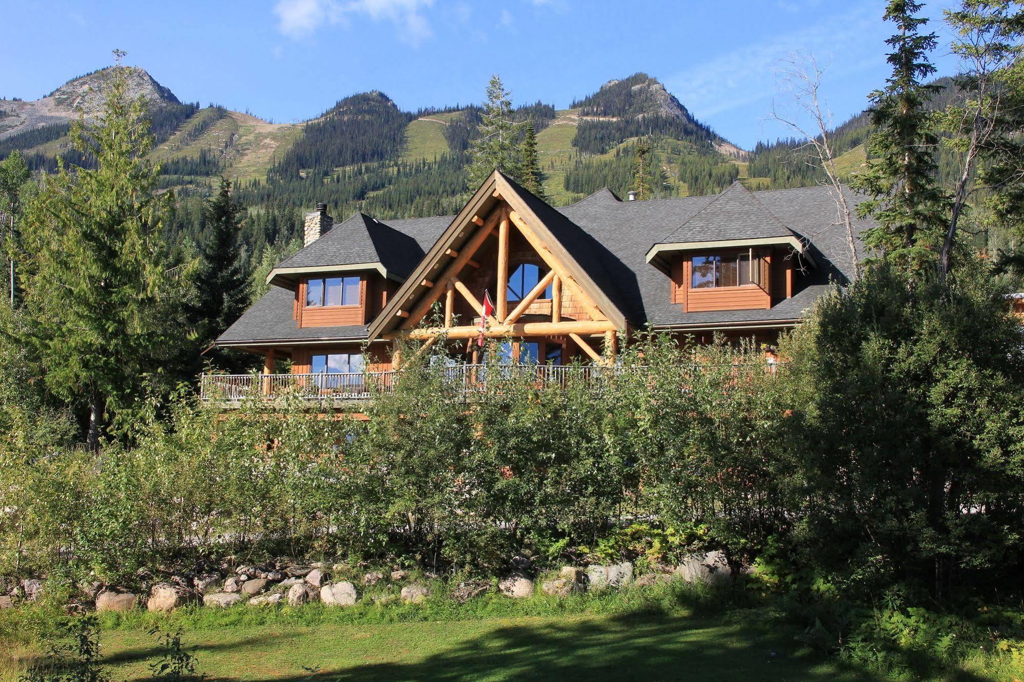 Vagabond Lodge At Kicking Horse Golden Exterior photo